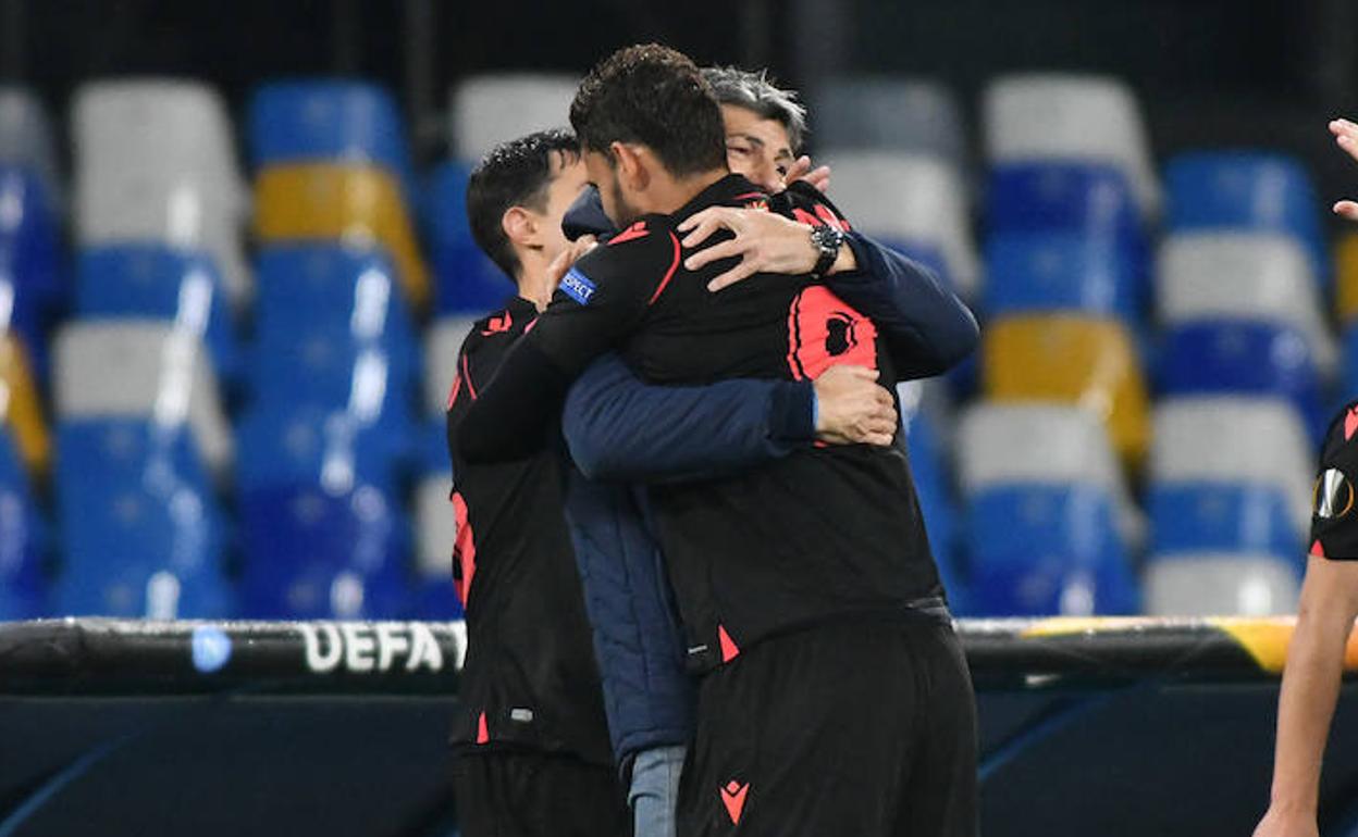 Imanol da un sentido abrazo a Willian José a la conclusión del choque. 