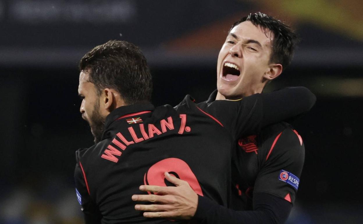 Willian José celebra su gol con Zubimendi. 