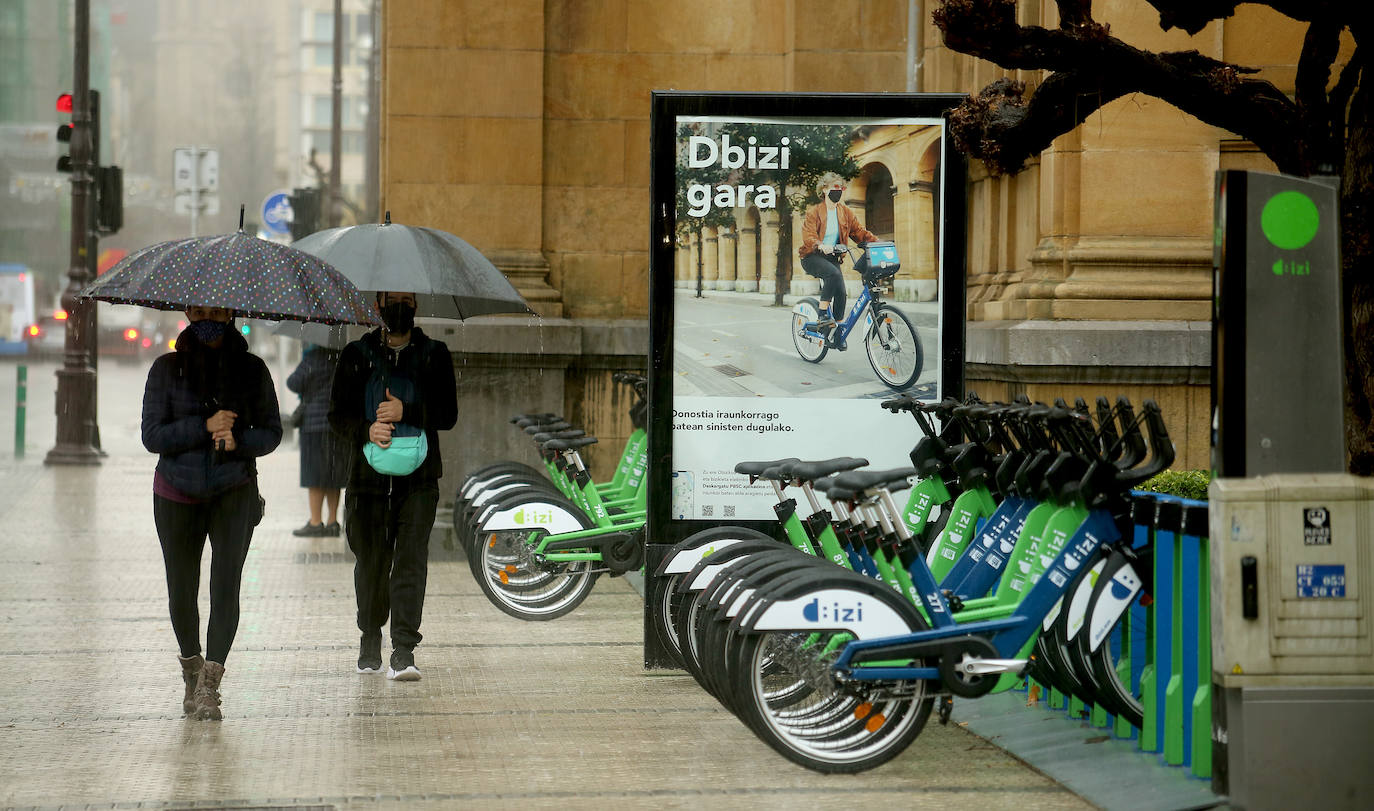 El alcalde de San Sebastián, Eneko Goia, ha presentado este viernes el nuevo sistema de alquiler de bicicleta de San Sebastián, Dbizi, que ya está en funcionamiento. Dbizi cuenta con 46 estaciones ubicadas en distintas zonas de la ciudad y 437 bicicletas, que ya están disponibles para su uso. Las inscripciones que se realicen antes del 6 de enero de 2021 obtendrán descuentos.