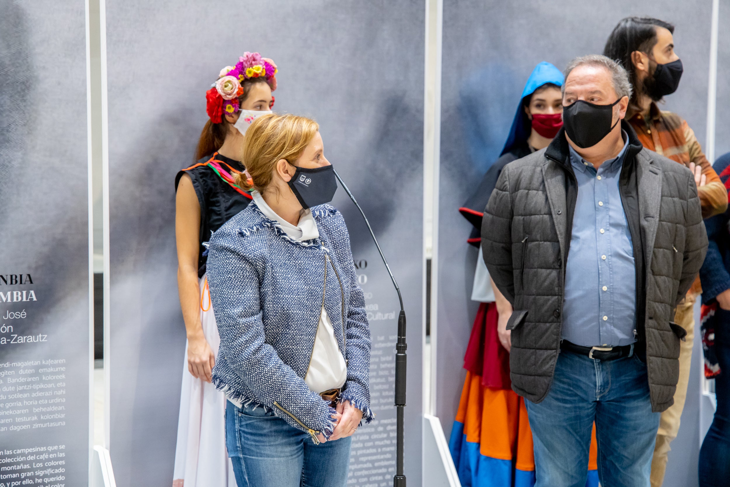 Se trata de un proyecto de Emaús Fundación Social y la Dirección de Medio Ambiente de la Diputación Foral de Gipuzkoa para contribuir al impulso de actuaciones de moda sostenible, maridando el ámbito de la cultura, la migración y la sostenibilidad en Gipuzkoa. A través de esta iniciativa, diferentes agentes guipuzcoanos del mundo educativo (AEG Ikastetxea) y las diseñadoras de 'GK Green Fashion', han creado una serie trajes típicos a partir de restos o residuos textiles, en colaboración con diversas asociaciones culturales y agrupaciones de varios países. La puesta en escena corre a cargo de DANTZAZ