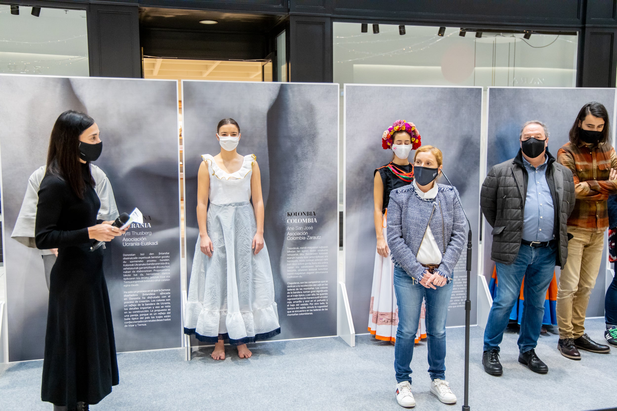 Se trata de un proyecto de Emaús Fundación Social y la Dirección de Medio Ambiente de la Diputación Foral de Gipuzkoa para contribuir al impulso de actuaciones de moda sostenible, maridando el ámbito de la cultura, la migración y la sostenibilidad en Gipuzkoa. A través de esta iniciativa, diferentes agentes guipuzcoanos del mundo educativo (AEG Ikastetxea) y las diseñadoras de 'GK Green Fashion', han creado una serie trajes típicos a partir de restos o residuos textiles, en colaboración con diversas asociaciones culturales y agrupaciones de varios países. La puesta en escena corre a cargo de DANTZAZ