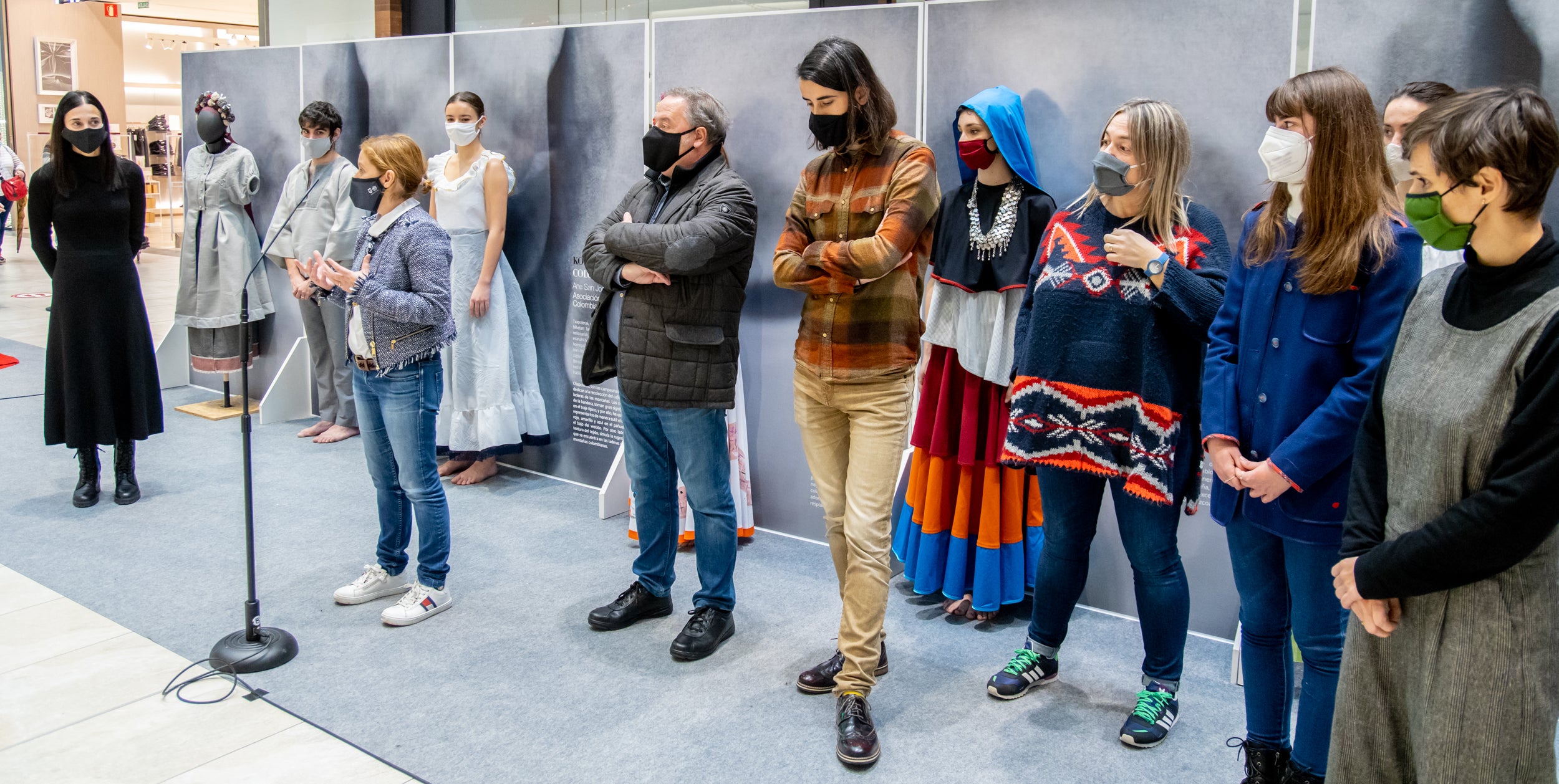 Se trata de un proyecto de Emaús Fundación Social y la Dirección de Medio Ambiente de la Diputación Foral de Gipuzkoa para contribuir al impulso de actuaciones de moda sostenible, maridando el ámbito de la cultura, la migración y la sostenibilidad en Gipuzkoa. A través de esta iniciativa, diferentes agentes guipuzcoanos del mundo educativo (AEG Ikastetxea) y las diseñadoras de 'GK Green Fashion', han creado una serie trajes típicos a partir de restos o residuos textiles, en colaboración con diversas asociaciones culturales y agrupaciones de varios países. La puesta en escena corre a cargo de DANTZAZ