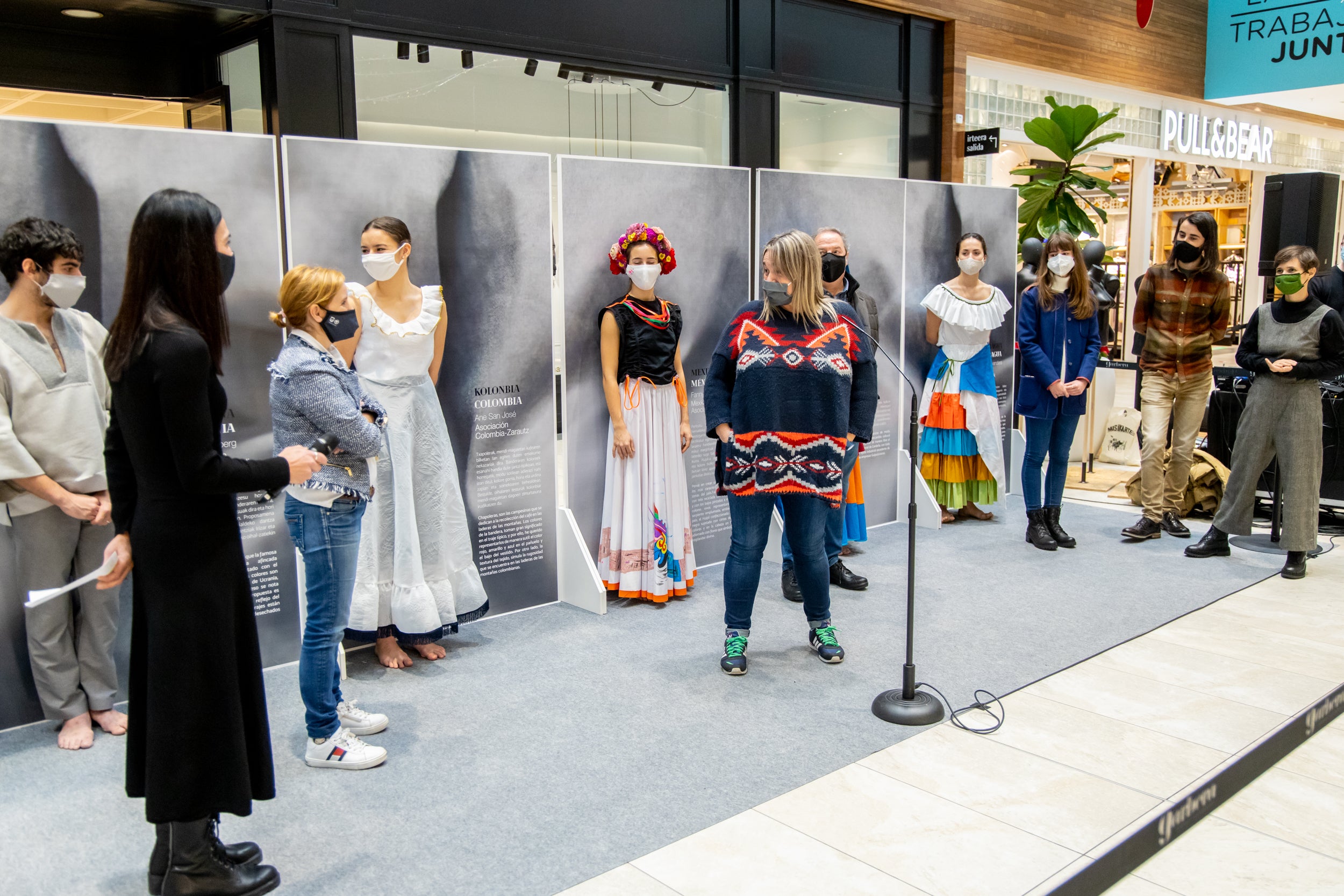 Se trata de un proyecto de Emaús Fundación Social y la Dirección de Medio Ambiente de la Diputación Foral de Gipuzkoa para contribuir al impulso de actuaciones de moda sostenible, maridando el ámbito de la cultura, la migración y la sostenibilidad en Gipuzkoa. A través de esta iniciativa, diferentes agentes guipuzcoanos del mundo educativo (AEG Ikastetxea) y las diseñadoras de 'GK Green Fashion', han creado una serie trajes típicos a partir de restos o residuos textiles, en colaboración con diversas asociaciones culturales y agrupaciones de varios países. La puesta en escena corre a cargo de DANTZAZ