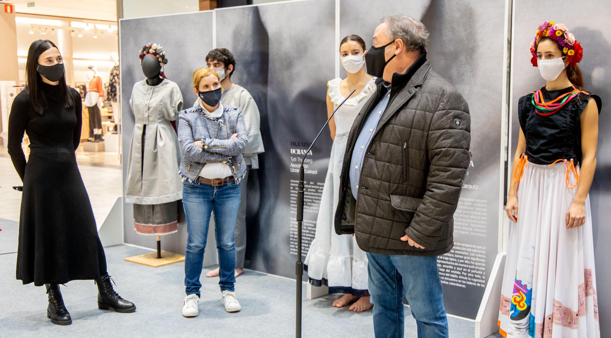 Se trata de un proyecto de Emaús Fundación Social y la Dirección de Medio Ambiente de la Diputación Foral de Gipuzkoa para contribuir al impulso de actuaciones de moda sostenible, maridando el ámbito de la cultura, la migración y la sostenibilidad en Gipuzkoa. A través de esta iniciativa, diferentes agentes guipuzcoanos del mundo educativo (AEG Ikastetxea) y las diseñadoras de 'GK Green Fashion', han creado una serie trajes típicos a partir de restos o residuos textiles, en colaboración con diversas asociaciones culturales y agrupaciones de varios países. La puesta en escena corre a cargo de DANTZAZ