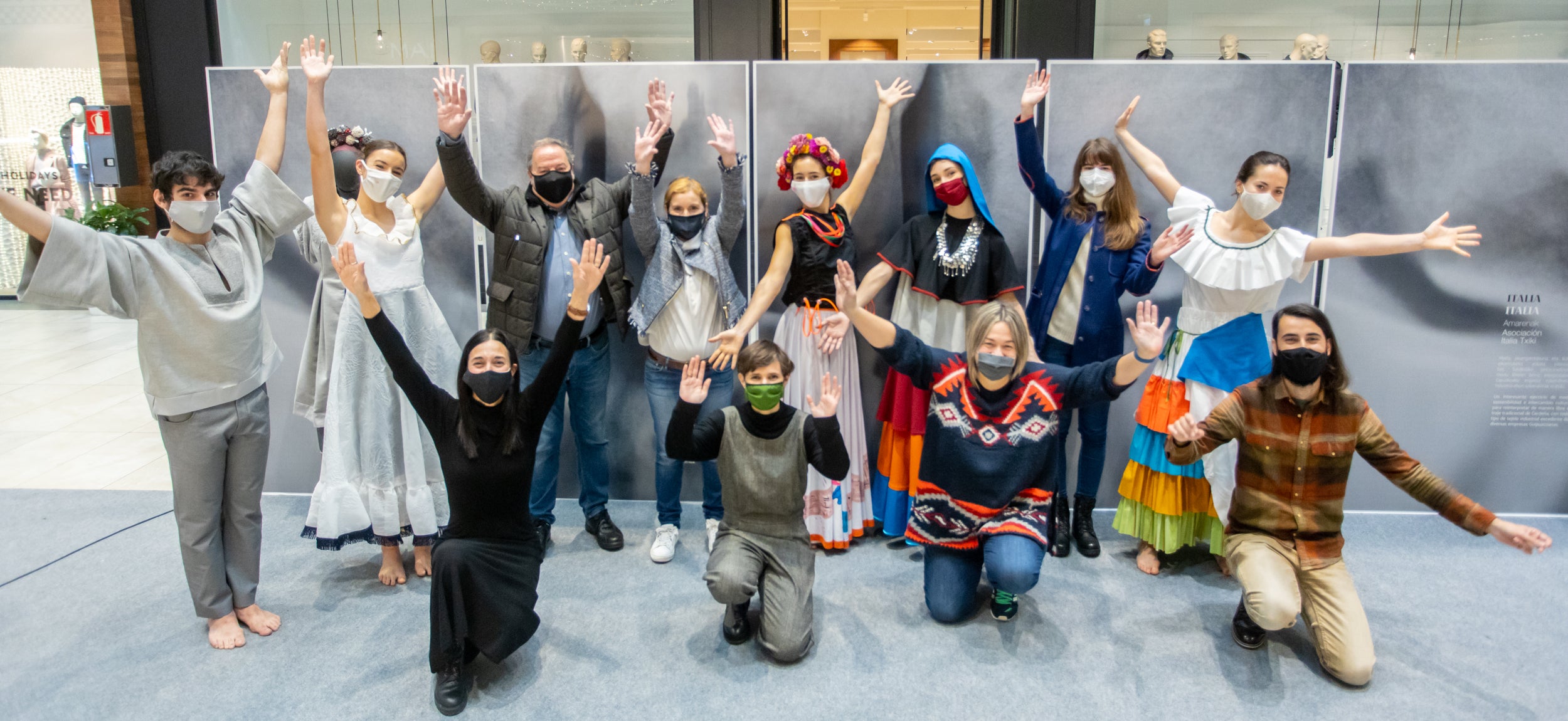 Se trata de un proyecto de Emaús Fundación Social y la Dirección de Medio Ambiente de la Diputación Foral de Gipuzkoa para contribuir al impulso de actuaciones de moda sostenible, maridando el ámbito de la cultura, la migración y la sostenibilidad en Gipuzkoa. A través de esta iniciativa, diferentes agentes guipuzcoanos del mundo educativo (AEG Ikastetxea) y las diseñadoras de 'GK Green Fashion', han creado una serie trajes típicos a partir de restos o residuos textiles, en colaboración con diversas asociaciones culturales y agrupaciones de varios países. La puesta en escena corre a cargo de DANTZAZ