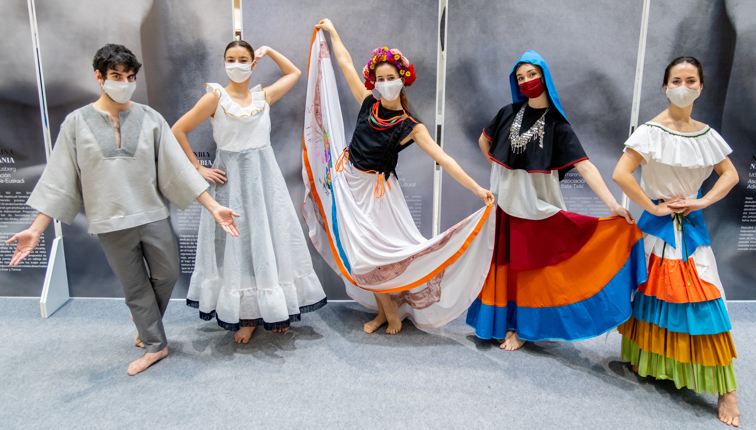 Se trata de un proyecto de Emaús Fundación Social y la Dirección de Medio Ambiente de la Diputación Foral de Gipuzkoa para contribuir al impulso de actuaciones de moda sostenible, maridando el ámbito de la cultura, la migración y la sostenibilidad en Gipuzkoa. A través de esta iniciativa, diferentes agentes guipuzcoanos del mundo educativo (AEG Ikastetxea) y las diseñadoras de 'GK Green Fashion', han creado una serie trajes típicos a partir de restos o residuos textiles, en colaboración con diversas asociaciones culturales y agrupaciones de varios países. La puesta en escena corre a cargo de DANTZAZ