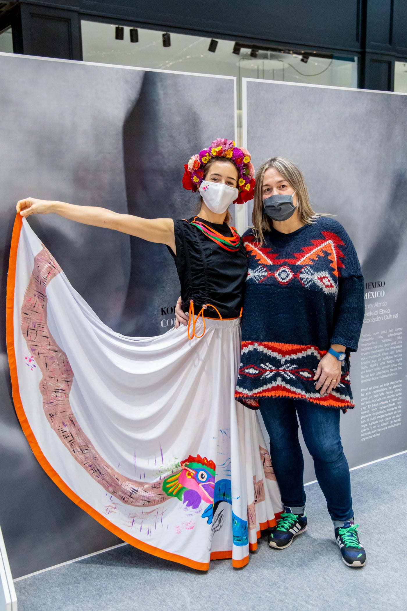 Se trata de un proyecto de Emaús Fundación Social y la Dirección de Medio Ambiente de la Diputación Foral de Gipuzkoa para contribuir al impulso de actuaciones de moda sostenible, maridando el ámbito de la cultura, la migración y la sostenibilidad en Gipuzkoa. A través de esta iniciativa, diferentes agentes guipuzcoanos del mundo educativo (AEG Ikastetxea) y las diseñadoras de 'GK Green Fashion', han creado una serie trajes típicos a partir de restos o residuos textiles, en colaboración con diversas asociaciones culturales y agrupaciones de varios países. La puesta en escena corre a cargo de DANTZAZ