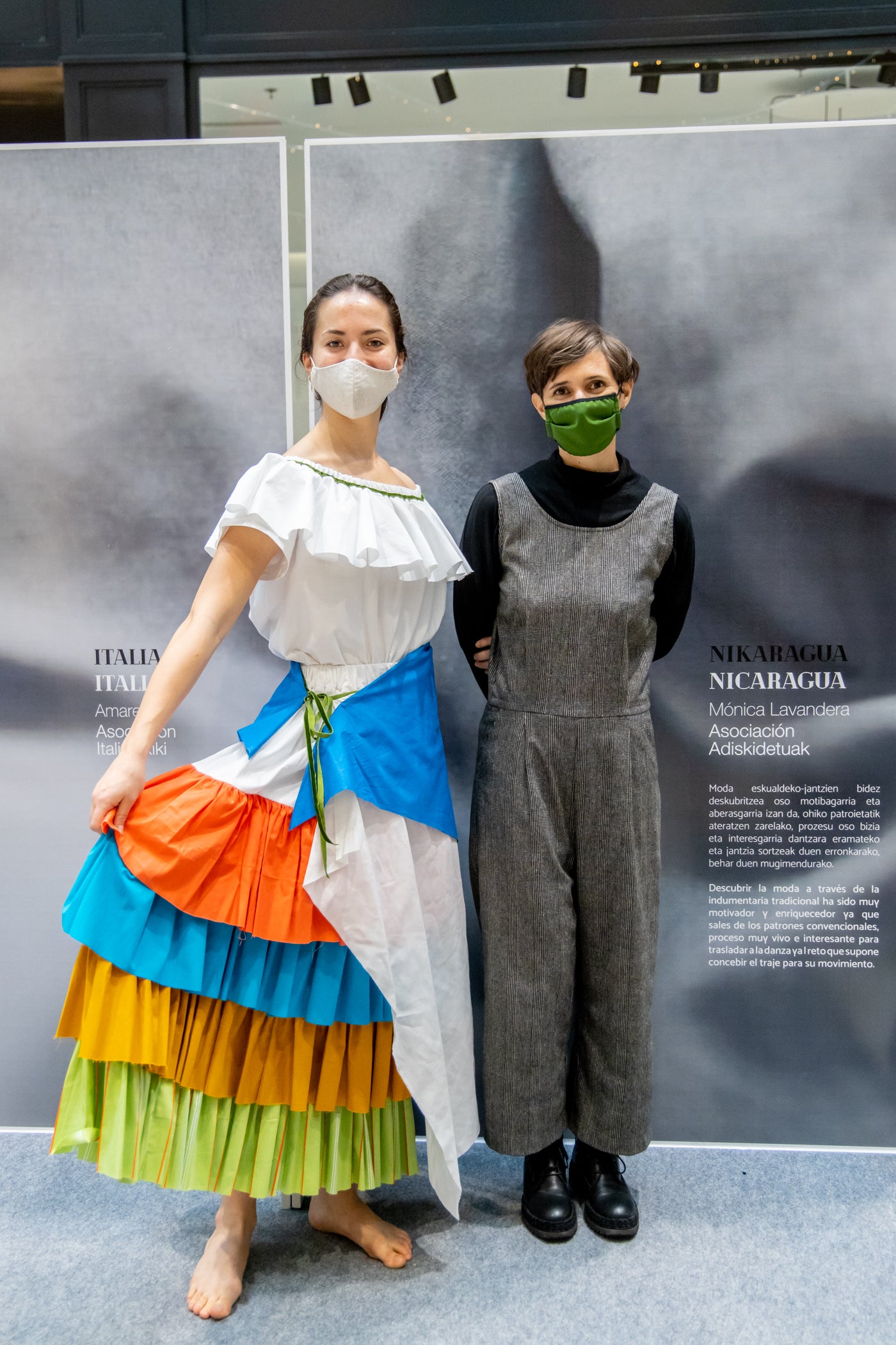 Se trata de un proyecto de Emaús Fundación Social y la Dirección de Medio Ambiente de la Diputación Foral de Gipuzkoa para contribuir al impulso de actuaciones de moda sostenible, maridando el ámbito de la cultura, la migración y la sostenibilidad en Gipuzkoa. A través de esta iniciativa, diferentes agentes guipuzcoanos del mundo educativo (AEG Ikastetxea) y las diseñadoras de 'GK Green Fashion', han creado una serie trajes típicos a partir de restos o residuos textiles, en colaboración con diversas asociaciones culturales y agrupaciones de varios países. La puesta en escena corre a cargo de DANTZAZ