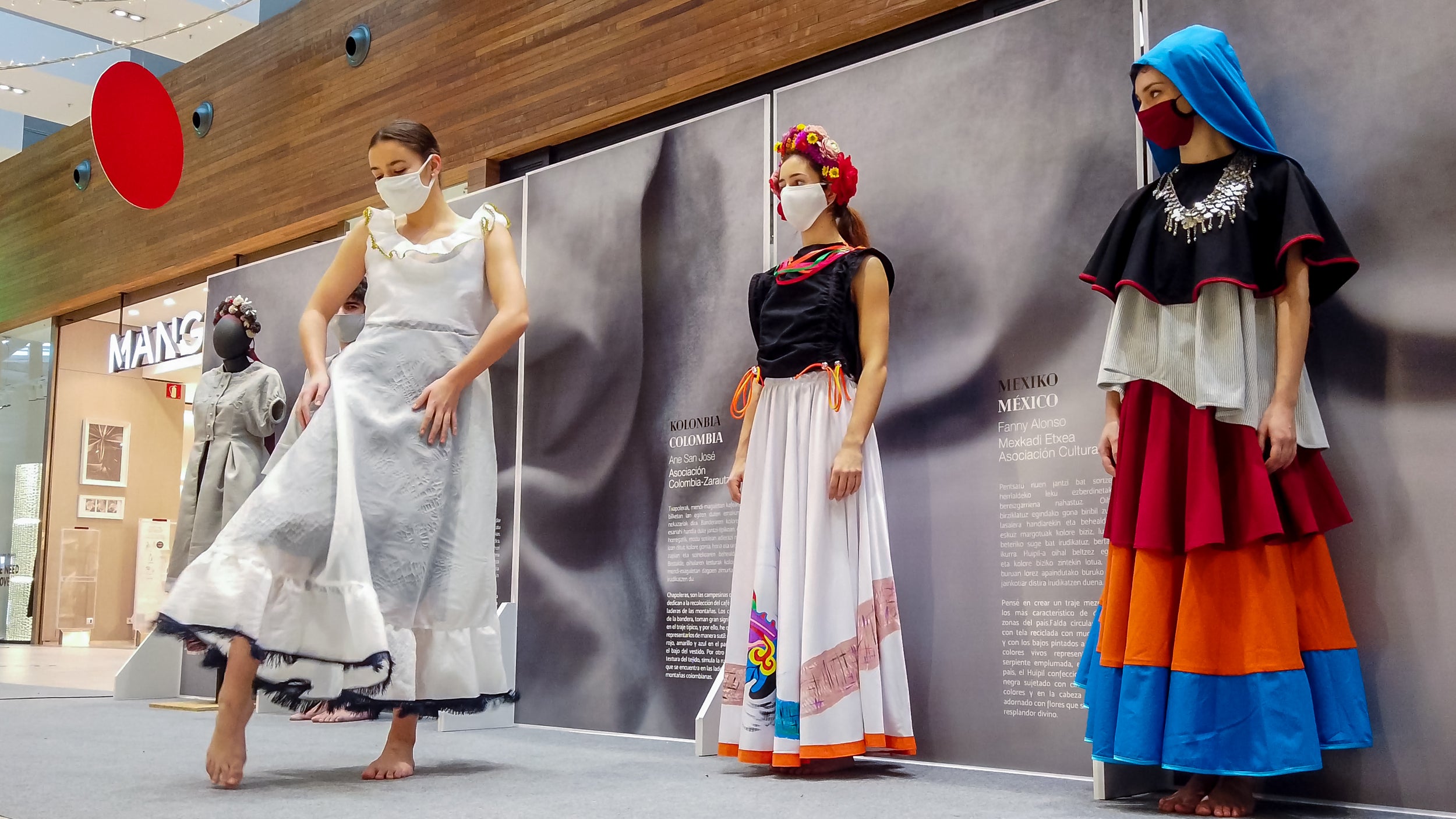 Se trata de un proyecto de Emaús Fundación Social y la Dirección de Medio Ambiente de la Diputación Foral de Gipuzkoa para contribuir al impulso de actuaciones de moda sostenible, maridando el ámbito de la cultura, la migración y la sostenibilidad en Gipuzkoa. A través de esta iniciativa, diferentes agentes guipuzcoanos del mundo educativo (AEG Ikastetxea) y las diseñadoras de 'GK Green Fashion', han creado una serie trajes típicos a partir de restos o residuos textiles, en colaboración con diversas asociaciones culturales y agrupaciones de varios países. La puesta en escena corre a cargo de DANTZAZ