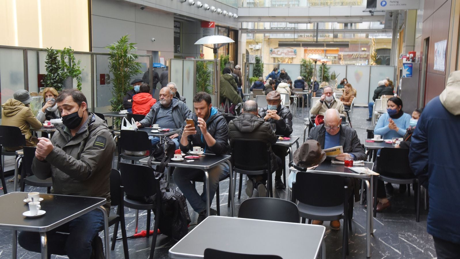 La hostelería donostiarra ha vuelto a subir las persionas y han sacado de nuevo las mesas a la calle.