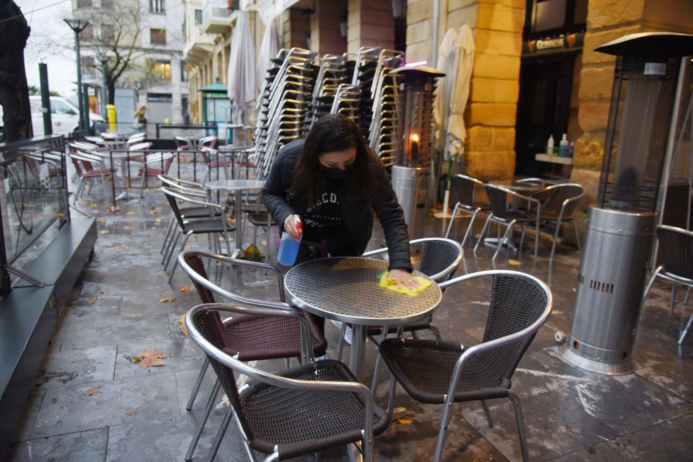 La hostelería donostiarra ha vuelto a subir las persionas y han sacado de nuevo las mesas a la calle.