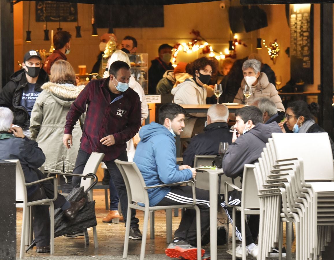 En Tolosa ha tocado abrigarse bien para poder disfrutar de las terrazas.