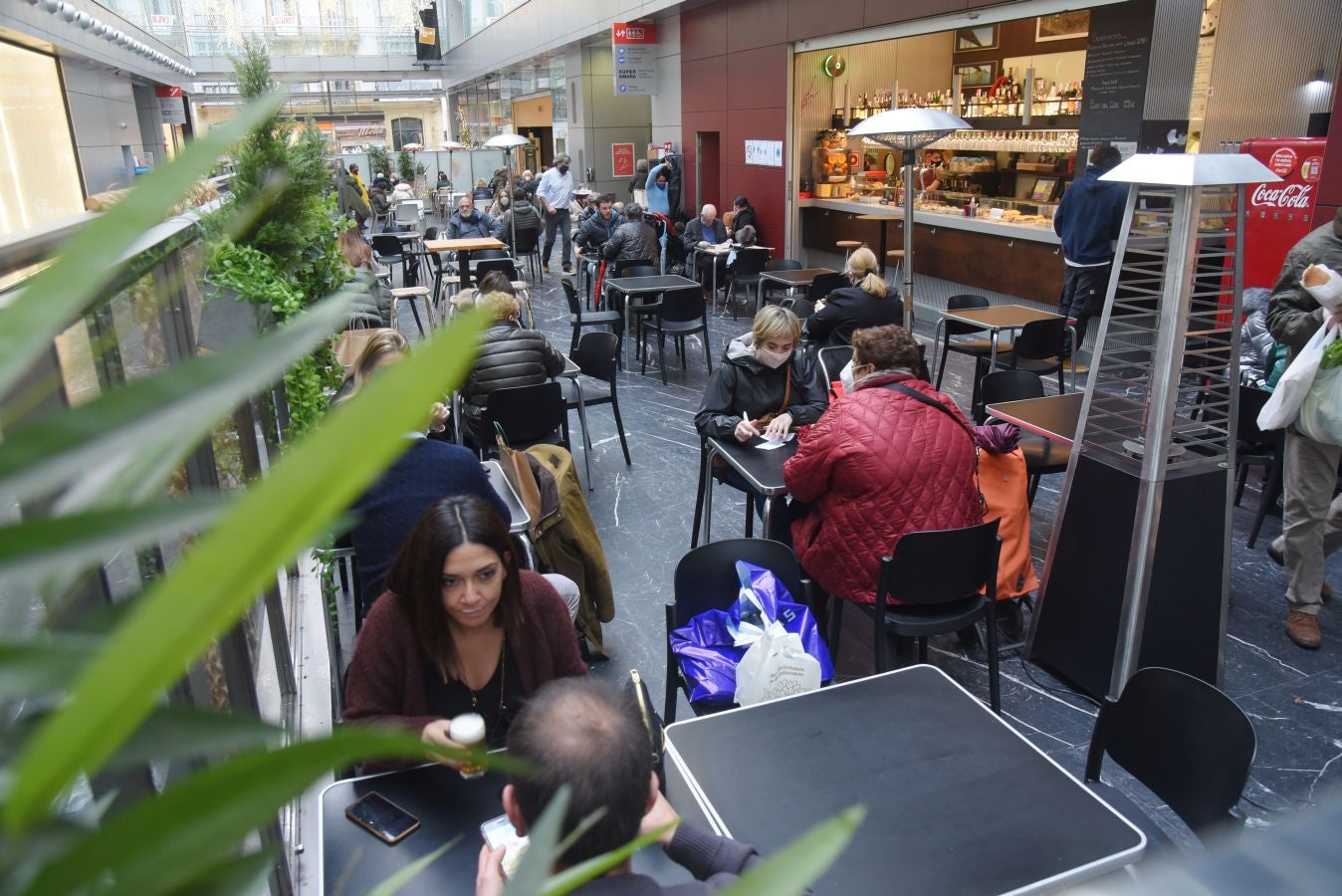La hostelería donostiarra ha vuelto a subir las persionas y han sacado de nuevo las mesas a la calle.