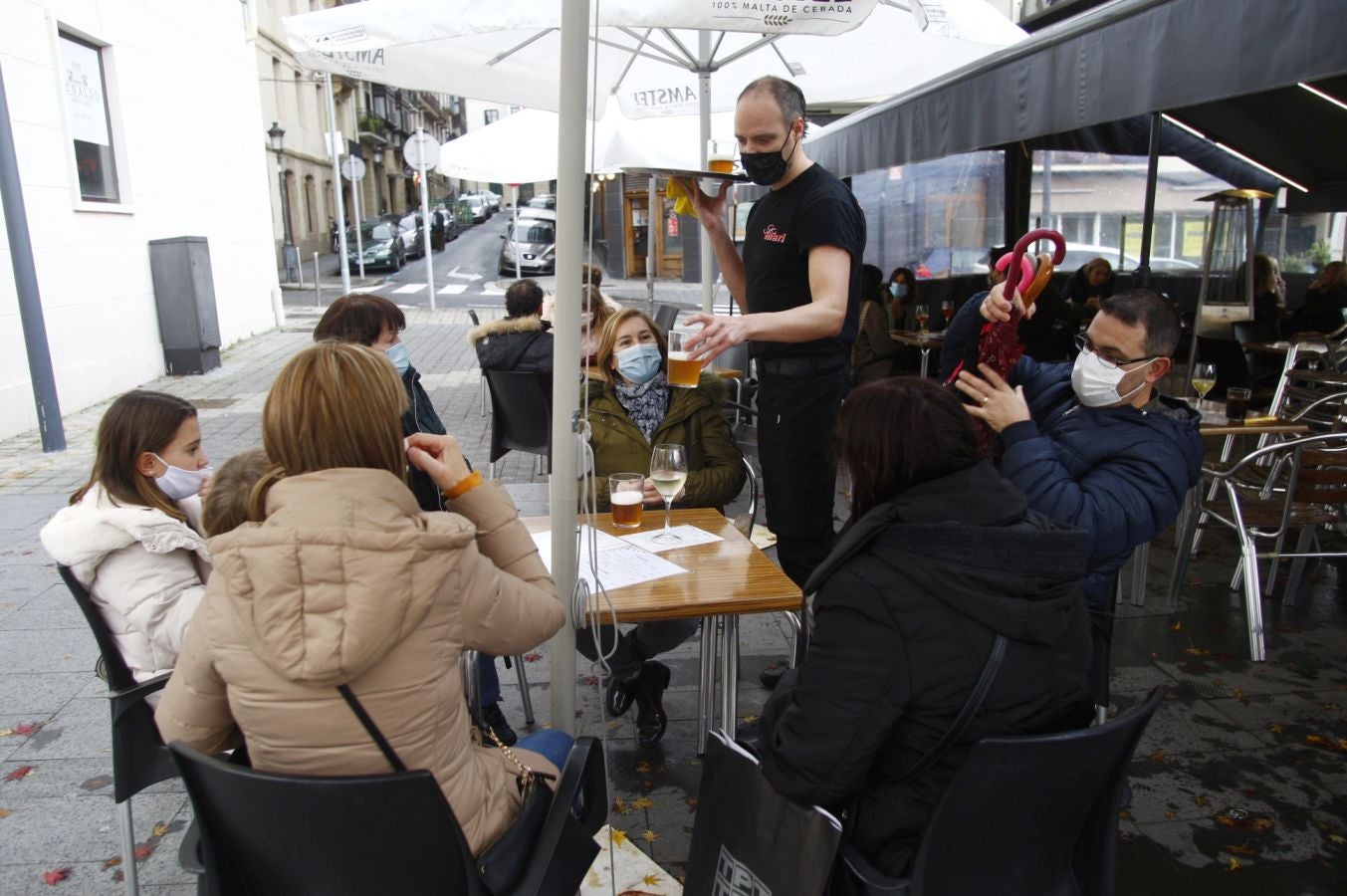 Los irundarras han vuelto a llenar las terrazas en el día de la reapertura de la hostelería en Gipuzkoa.