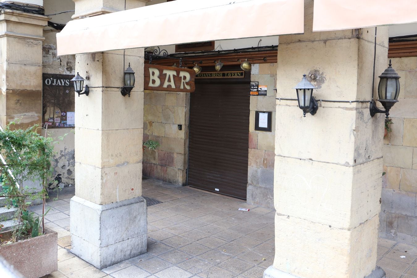 En Eibar algunos hosteleros han optado por mantener sus locales cerrados y reivindicar un rescate al sector.