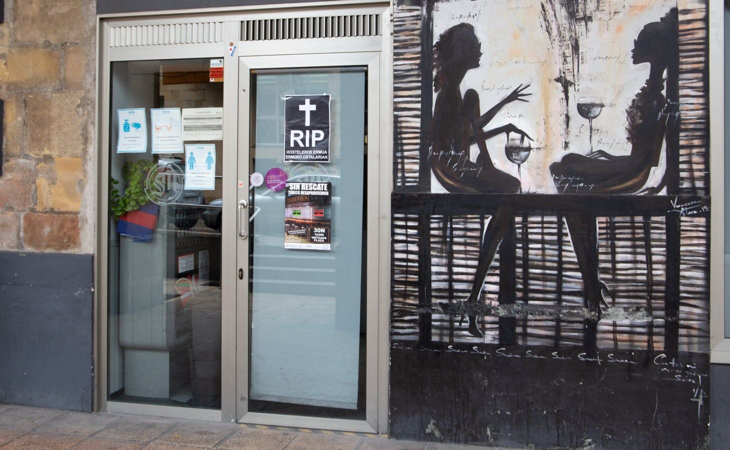 En Eibar algunos hosteleros han optado por mantener sus locales cerrados y reivindicar un rescate al sector.