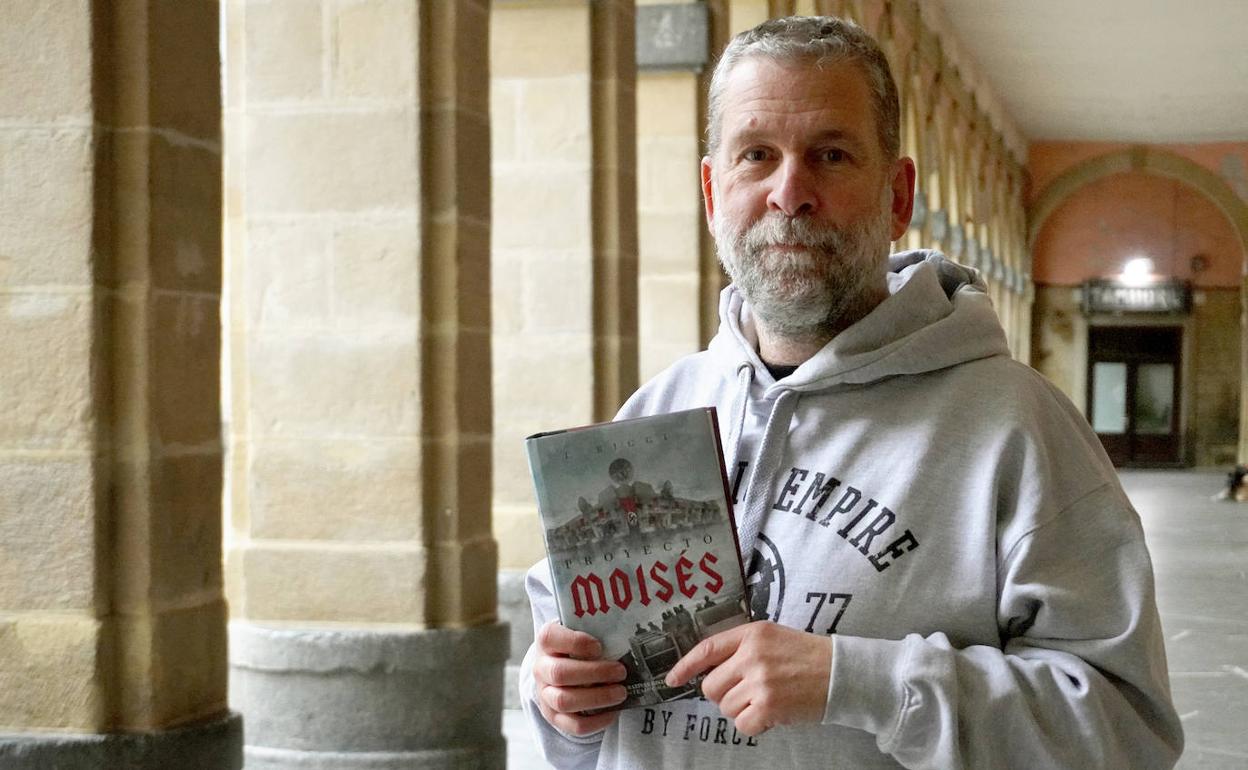 Iñaki Biggi muestra la portada de su novela. 