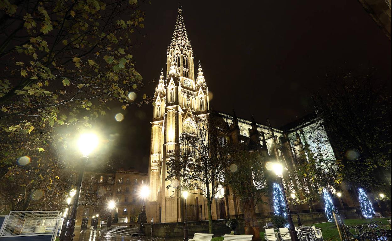 La nueva iluminación de la torre y de sus detalles contrasta con la que tiene el resto de la catedral