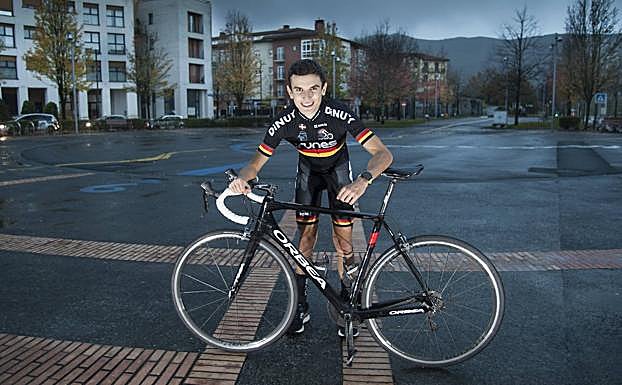 Jon Huarte sonríe sobre su bicicleta en Irun.