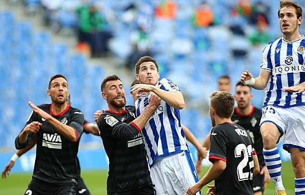 Zubeldia salta a por un balón siendo desequilibrado por Enrich en área armera. 