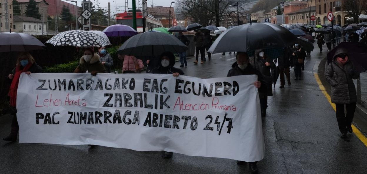 La manifestación por el PAC recorrió las calles de Zumarraga y Urretxu y pasó delante del ambulatorio. 