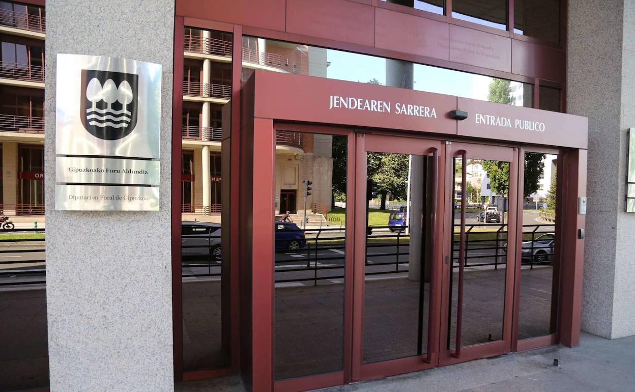 Exterior de la sede de la Hacienda foral, en Errotaburu, Donostia. 