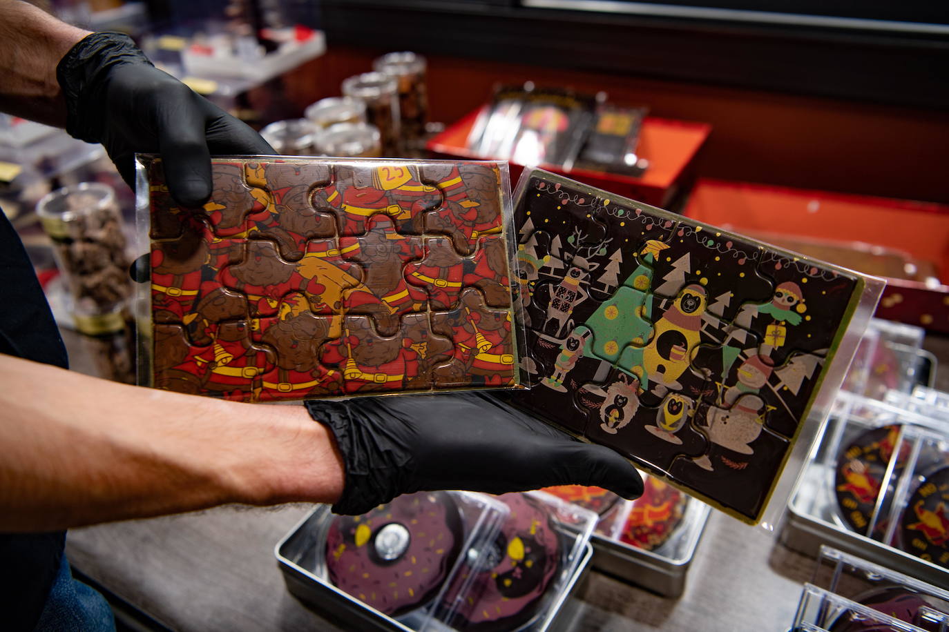 La catedral de Burdeos luce una espectacular iluminación navideña que contribuye a alegrar la vida cotidiana en el centro de la ciudad.