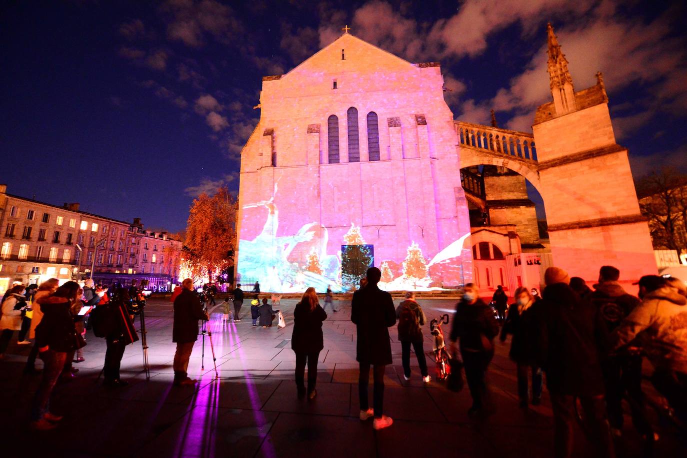 La catedral de Burdeos luce una espectacular iluminación navideña que contribuye a alegrar la vida cotidiana en el centro de la ciudad.