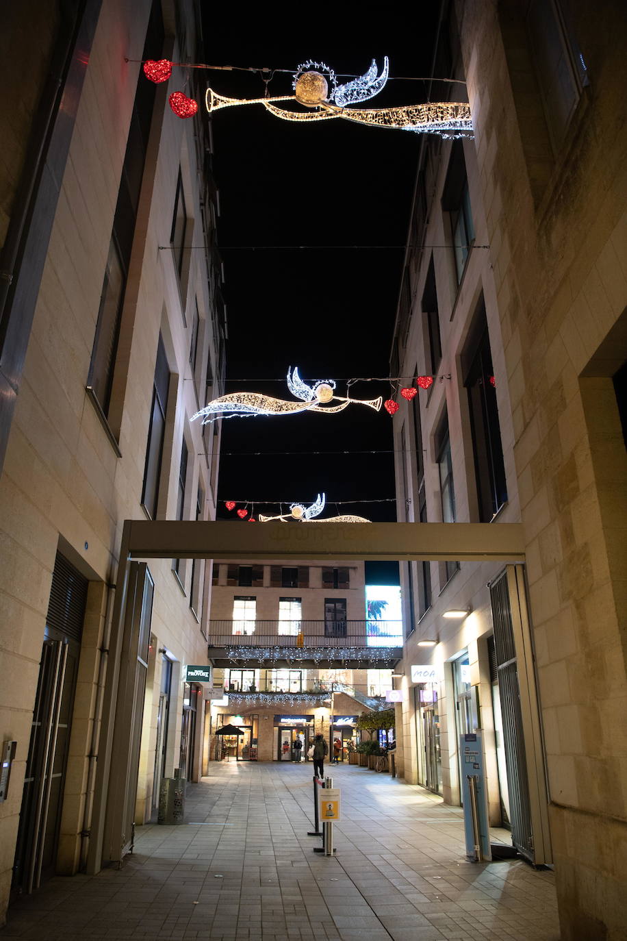 La catedral de Burdeos luce una espectacular iluminación navideña que contribuye a alegrar la vida cotidiana en el centro de la ciudad.