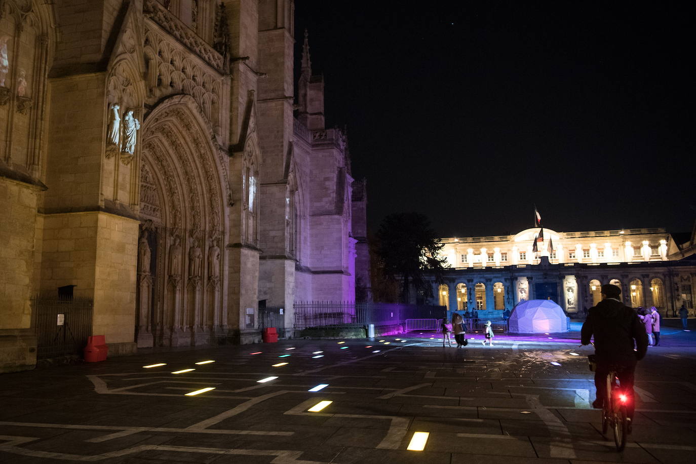 La catedral de Burdeos luce una espectacular iluminación navideña que contribuye a alegrar la vida cotidiana en el centro de la ciudad.