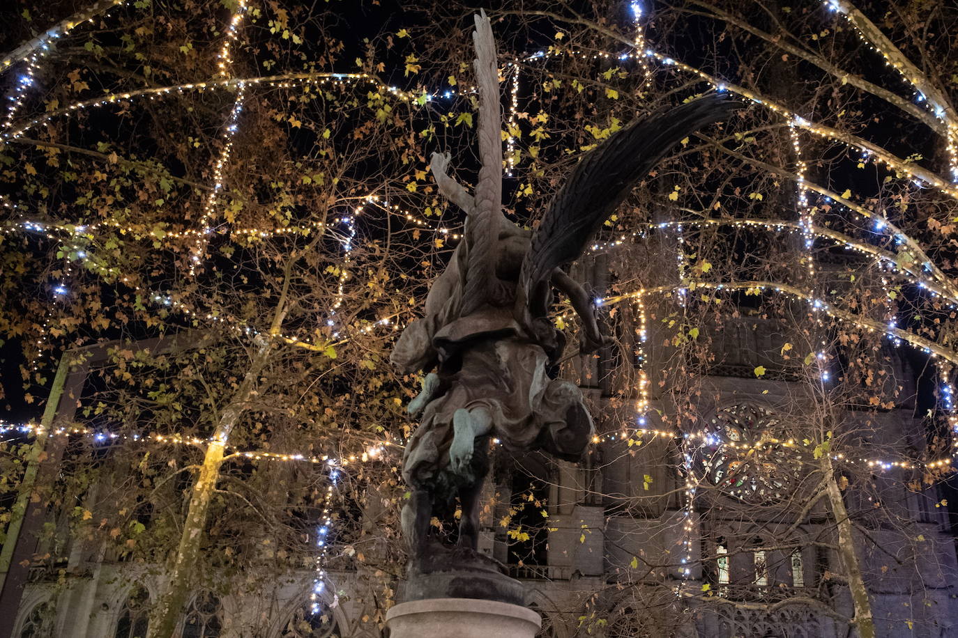 La catedral de Burdeos luce una espectacular iluminación navideña que contribuye a alegrar la vida cotidiana en el centro de la ciudad.