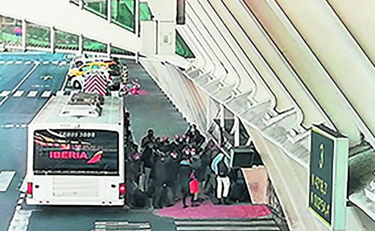 Un grupo de pasajeros sale de la 'jardinera' tras aterrizar el lunes en Bilbao con un 'Boeing 738' de Air Europa. 