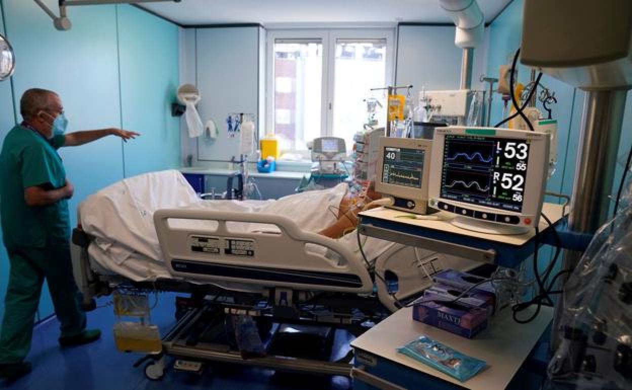 Una paciente, ajena a esta información, es atendida en el hospital de Cruces. 