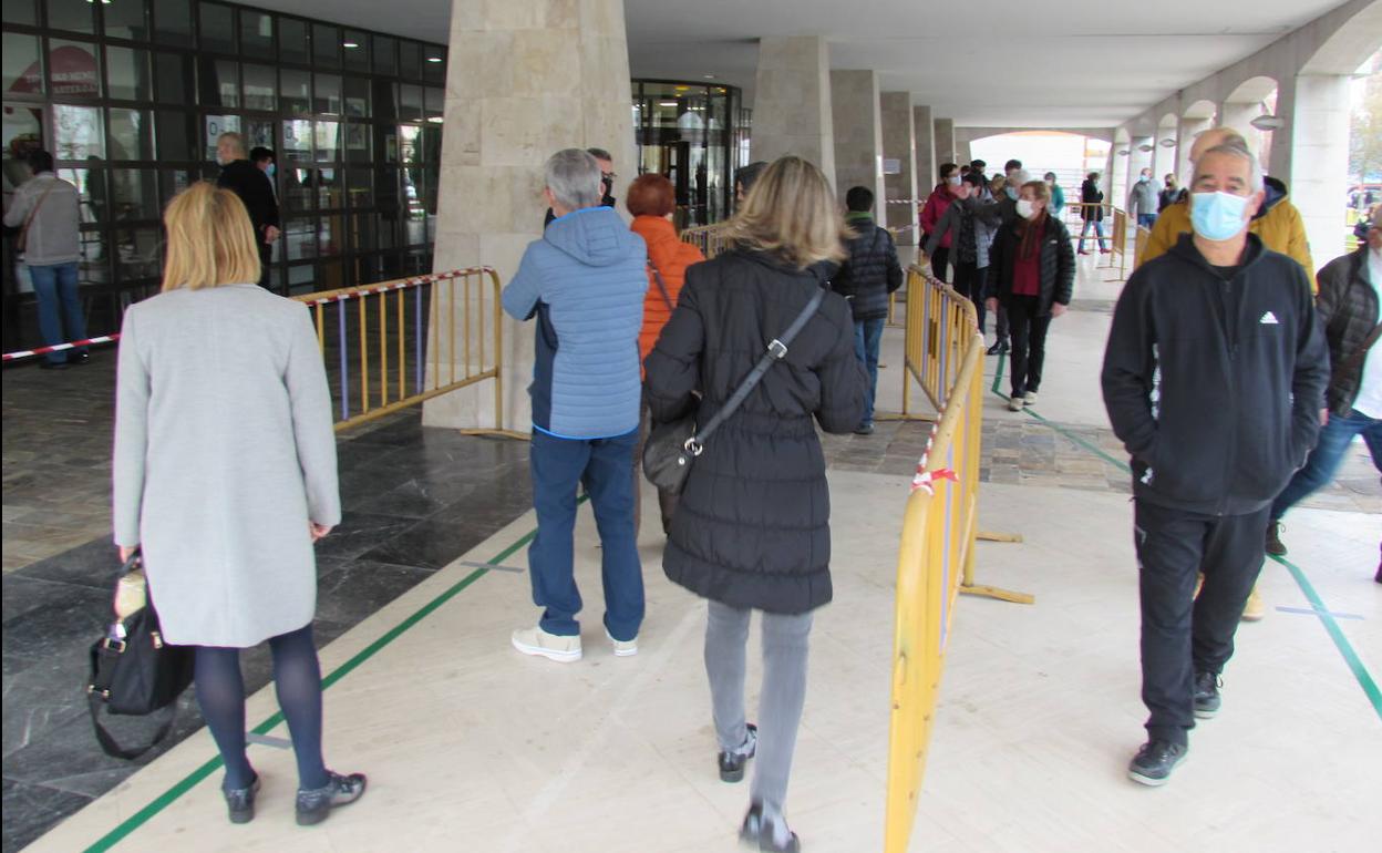 Vecinos de Arrasate y Amario aguardan para someterse a una PCR.