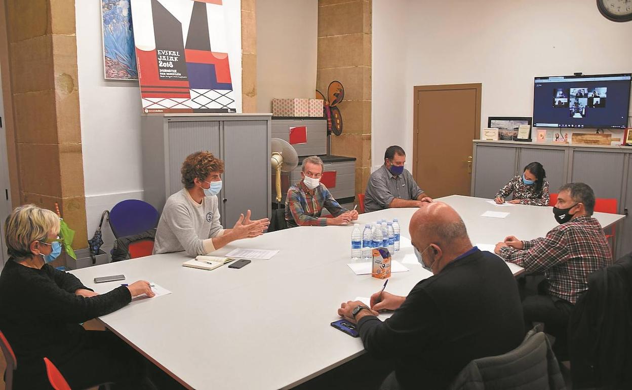 Reunión presencial y online ayer de Festak y Donostia Kultura con las tamborradas 