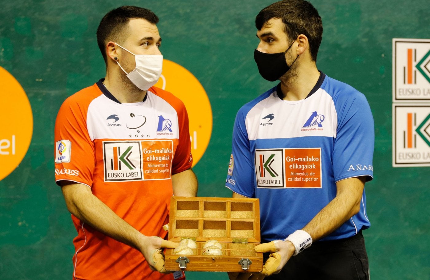 Erik Jaka y Joseba Ezkurdia, con las pelotas que apartaron ayer en el Astelena de Eibar. 