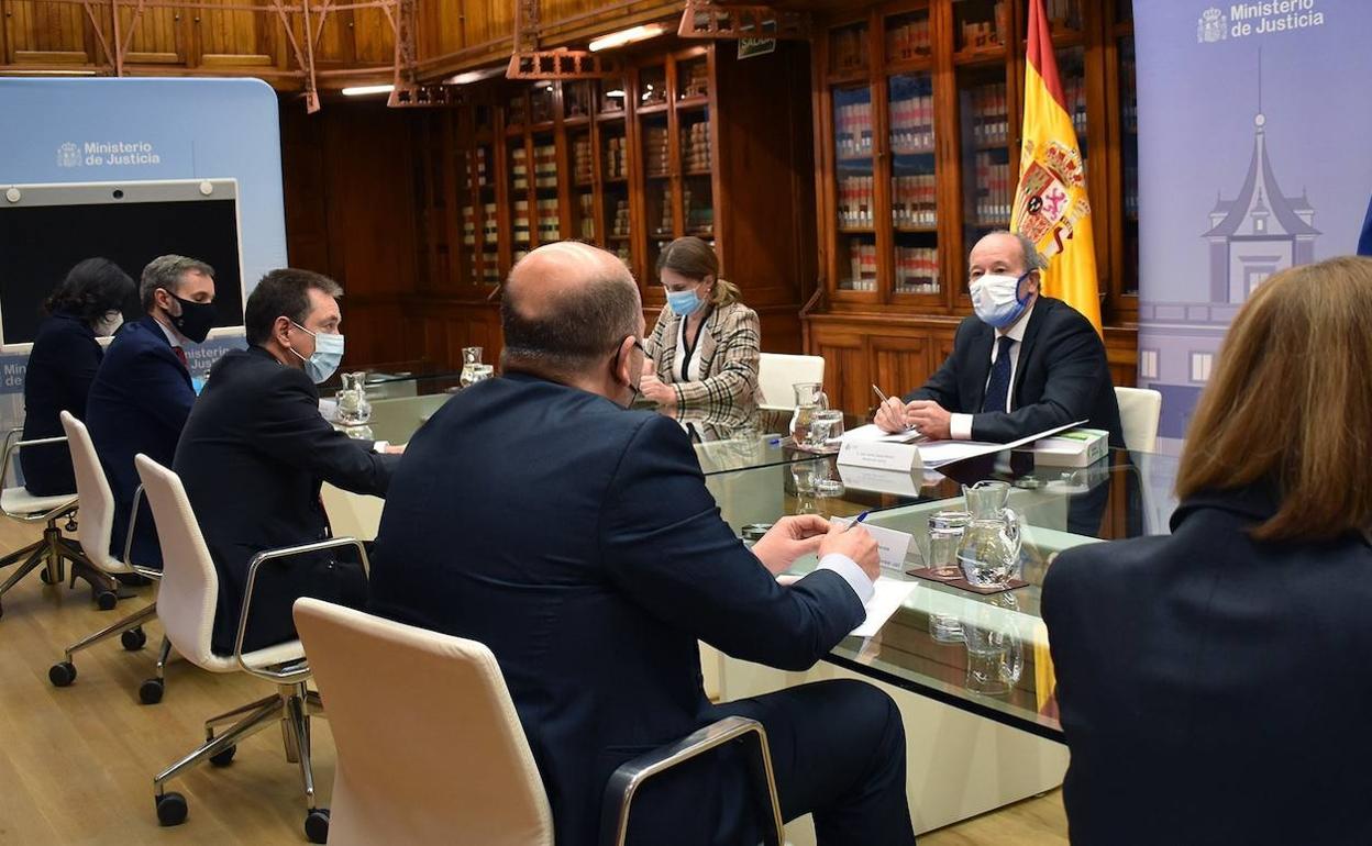 El ministro de Justicia, con los representantes de las asociaciones judiciales.