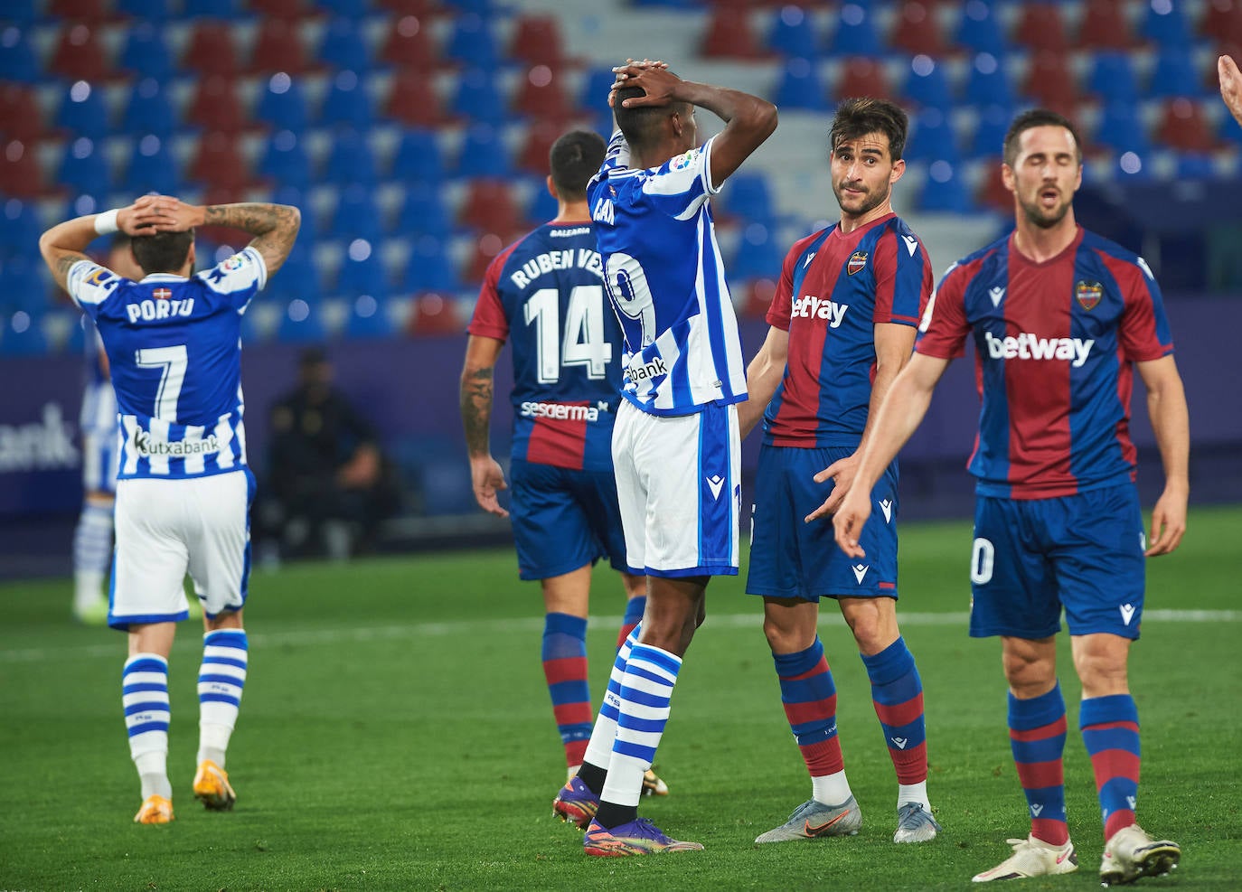 Fotos: Las mejores imágenes del Levante - Real Sociedad