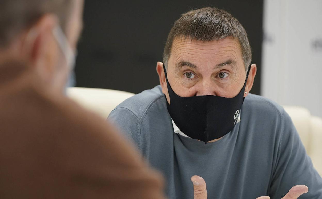 Arnaldo Otegi, durante la entrevista celebrada ayer en la sede donostiarra de EH Bildu. 