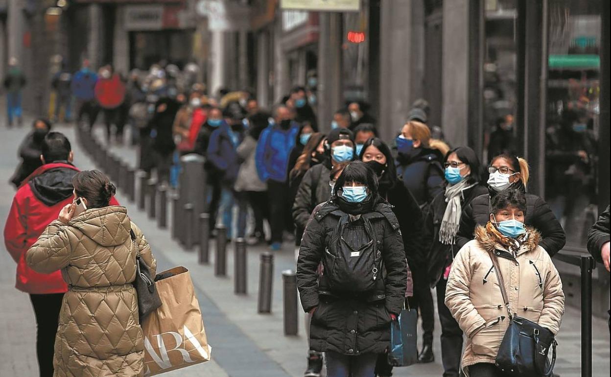 Colas en 'Doña Manolita', la administración de Madrid que sigue repitiendo la escena clásica de la Navidad.