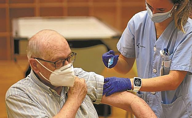 Euskadi comenzará a vacunar en las residencias de mayores el próximo lunes 28