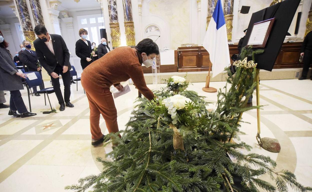La hermana de Mikel Zabalza, Lourdes, en momento del homenaje que se le ha tributado este sábado en el Ayuntamiento de Donostia. 