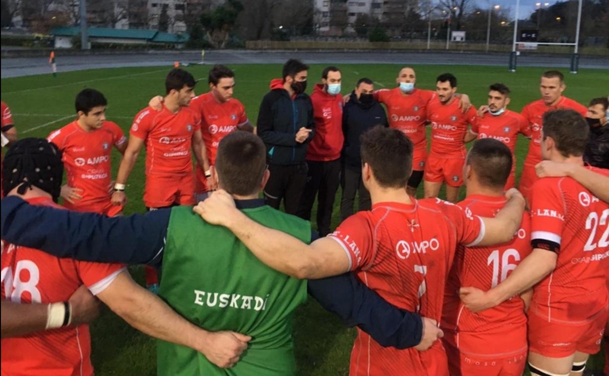 La plantilla del Ordizia celebra el triunfo tras el partido. 