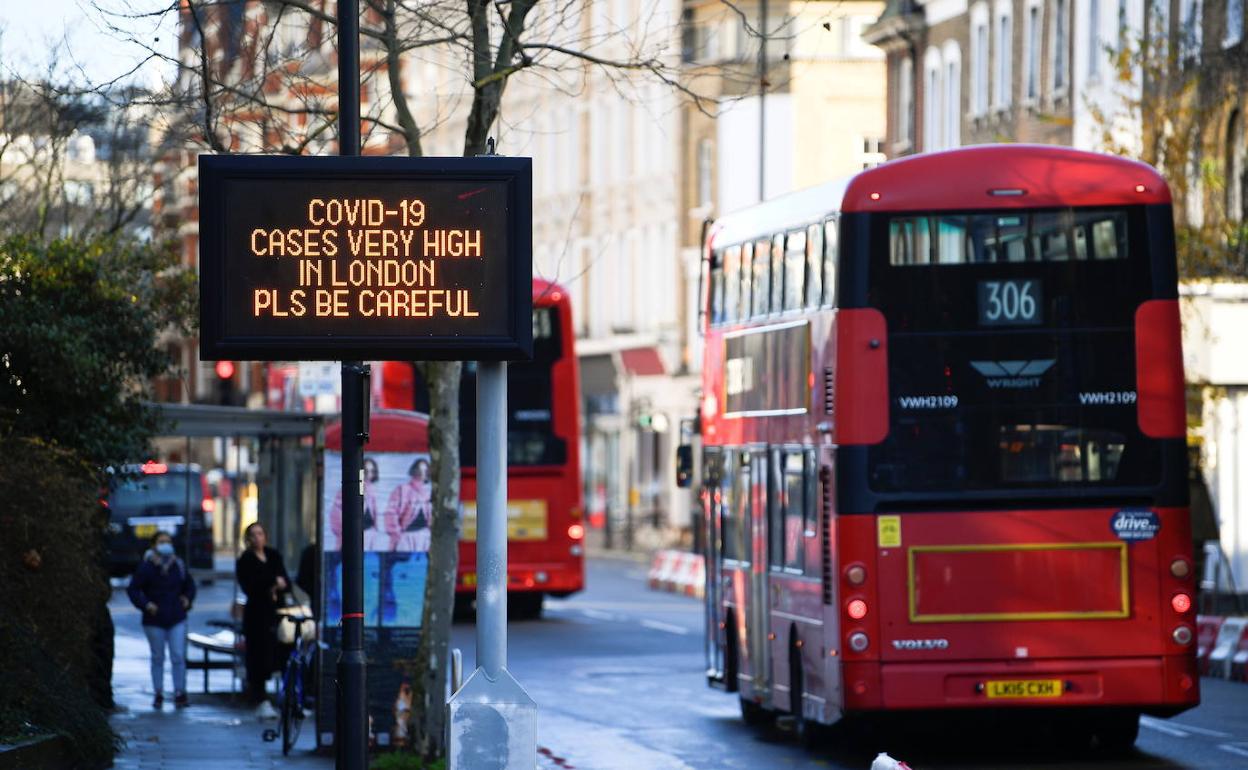 Avisos en las calles de Londres sobre el alto riesgo de contagio del Covid-19. 