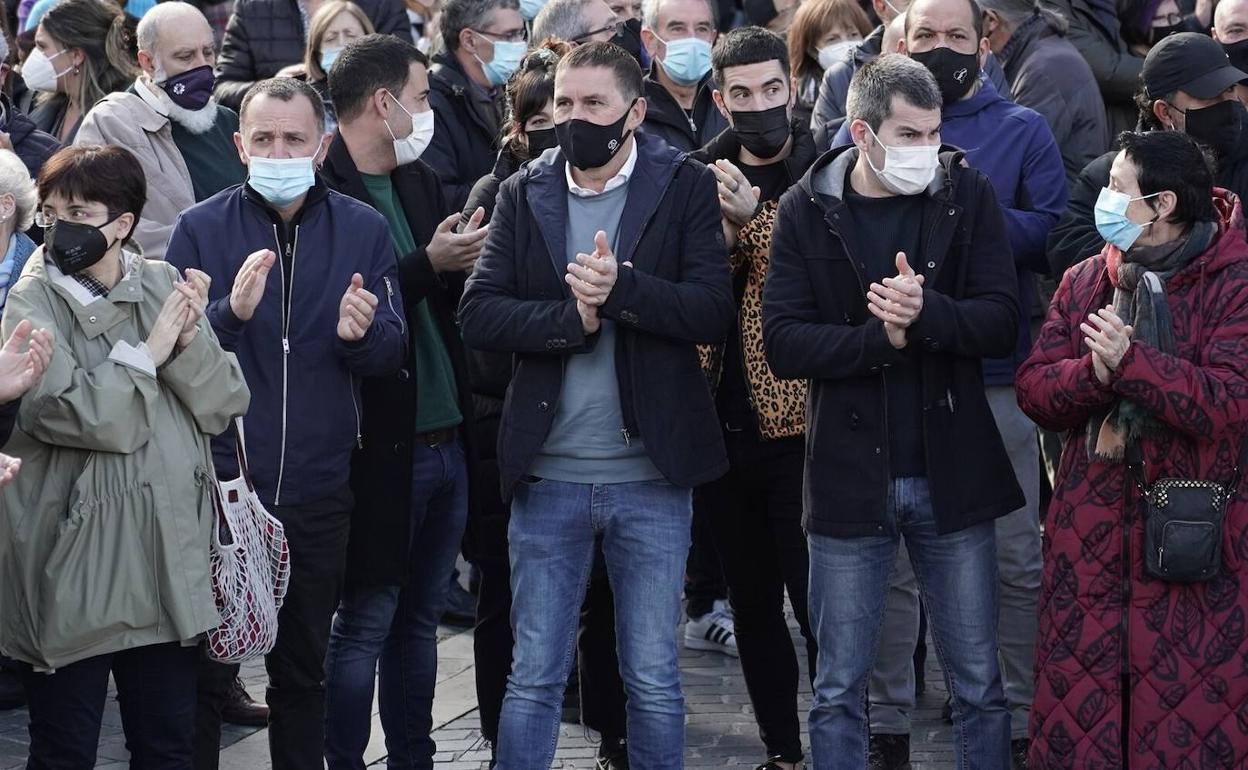 Concentración. Unai Urruzuno, Arnaldo Otegi, Arkaitz Rodríguez y Jone Goirizelaia ayer durante la concentración en Bilbao. 