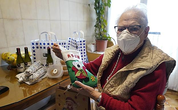 Imagen principal - Como regalos, el Olentzero y Mari Domingi. 