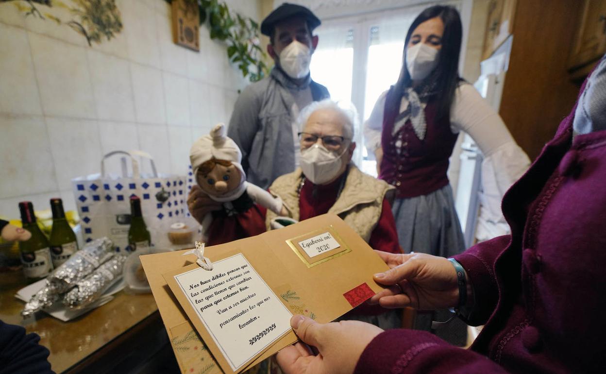 Visita navideña. Varios voluntarios de Adinknkide felicitaron las fiestas a Asun. 