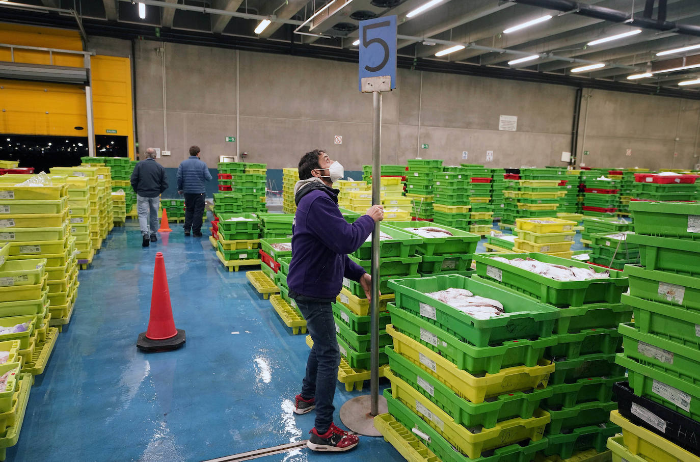 La lonja de Pasaia confirma que la Navidad será distinta, al detectarse en los encargos que las celebraciones van a ser de menos personas. Armadores, vendedores, mayoristas y minoristas trabajan estos días sin descanso para que ninguna familia o establecimiento hostelero se quede estas Navidades sin pescado fresco.