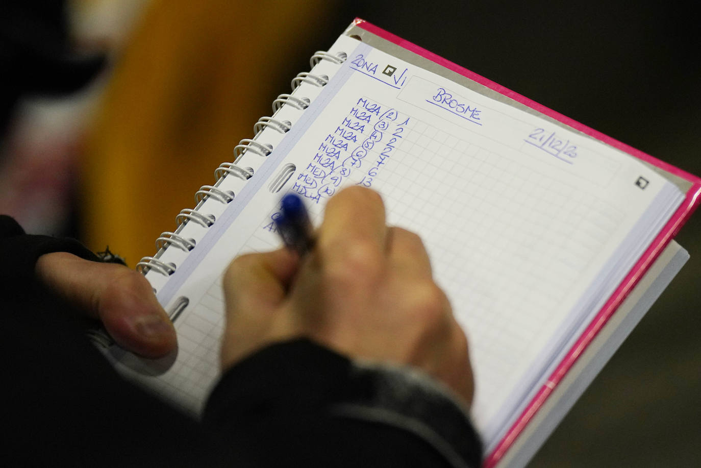 La lonja de Pasaia confirma que la Navidad será distinta, al detectarse en los encargos que las celebraciones van a ser de menos personas. Armadores, vendedores, mayoristas y minoristas trabajan estos días sin descanso para que ninguna familia o establecimiento hostelero se quede estas Navidades sin pescado fresco.