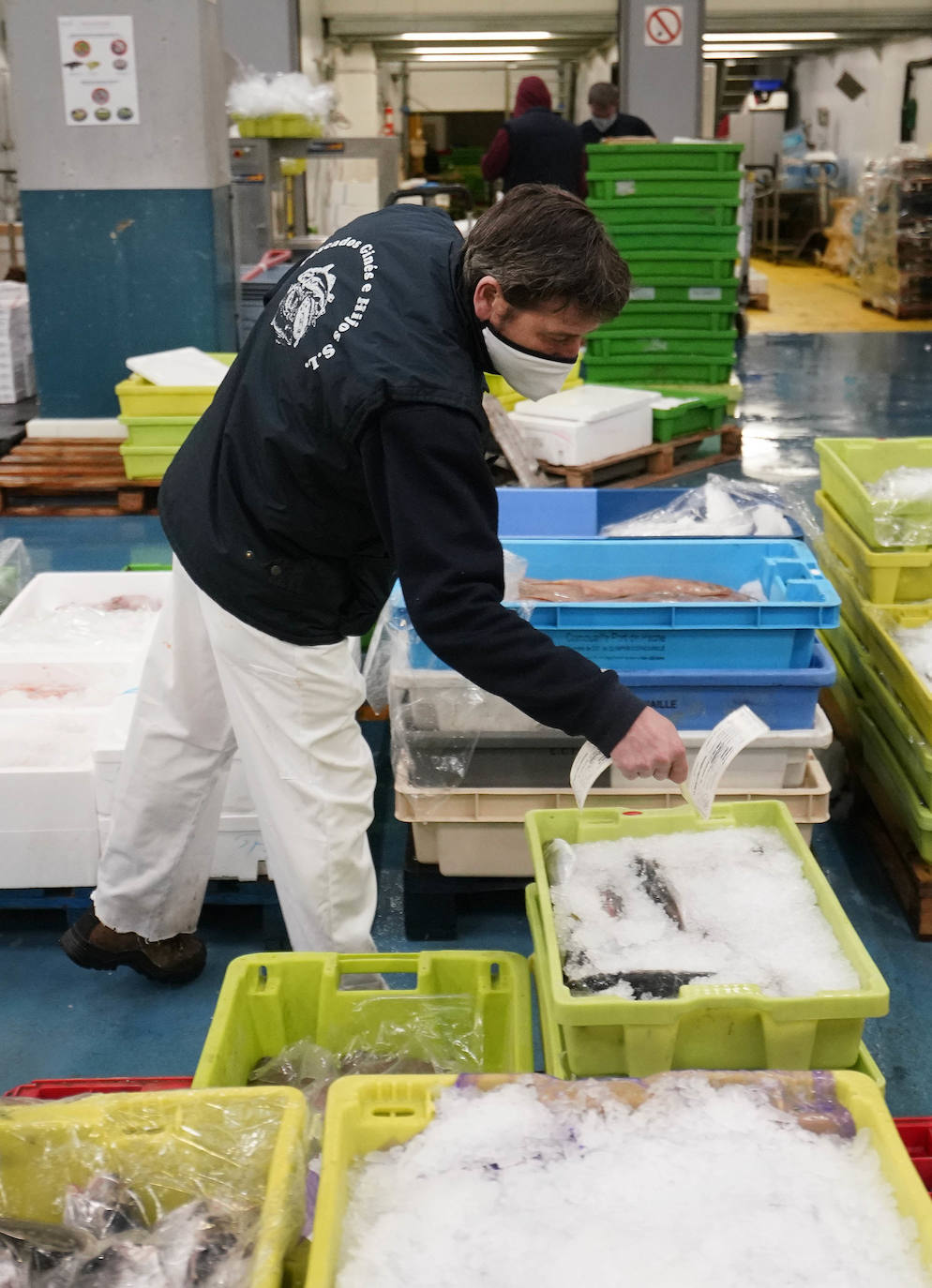 La lonja de Pasaia confirma que la Navidad será distinta, al detectarse en los encargos que las celebraciones van a ser de menos personas. Armadores, vendedores, mayoristas y minoristas trabajan estos días sin descanso para que ninguna familia o establecimiento hostelero se quede estas Navidades sin pescado fresco.